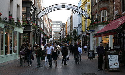 Carnaby Street crowds, photo by Bernt Rostad, Flickr